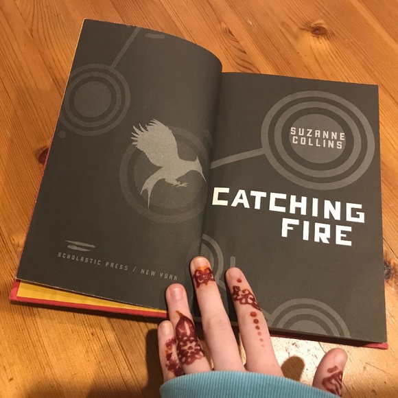 Catching Fire by Suzanne Collins - Picture 1 of 3